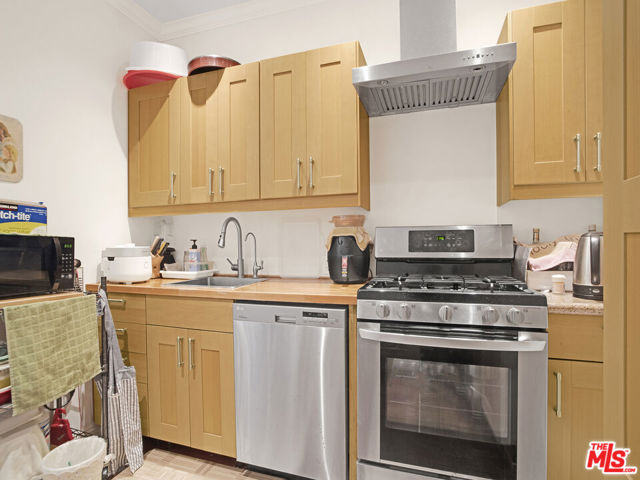 3148 W 11th Street, Los Angeles CA: https://media.crmls.org/mediaz/96ae3e34-1014-498d-86ef-efbea28b61f7.jpg