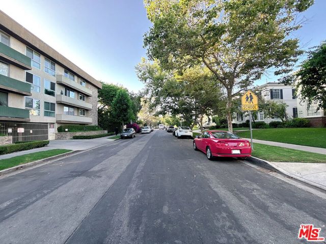 525 N Sycamore Avenue, Los Angeles CA: https://media.crmls.org/mediaz/96aedc4f-843b-4739-8161-3dc919f9c9b1.jpg