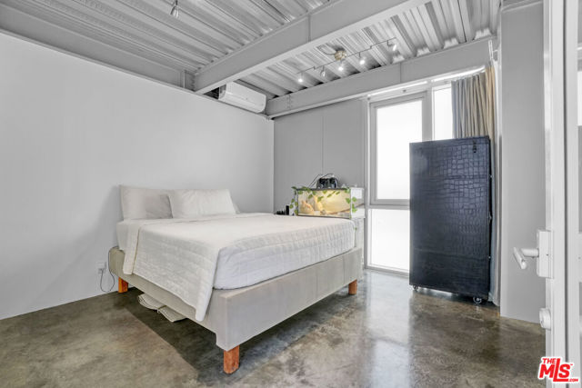 2911 Ocean Front Walk, Venice CA: https://media.crmls.org/mediaz/96aef531-99bb-45a3-bc97-e605c432b131.jpg