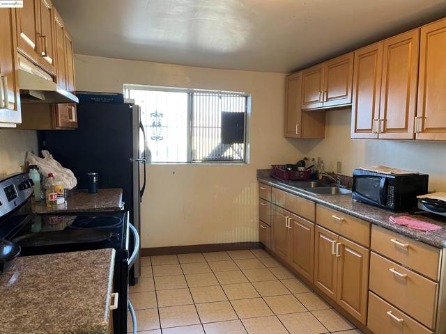 381 S 34Th St, Richmond CA: https://media.crmls.org/mediaz/96afe9b8-6c7d-4c8b-926e-dfe97d82160c.jpg