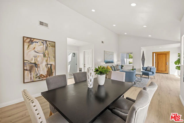 13 Pepper Court, Inglewood CA: https://media.crmls.org/mediaz/96b1fc82-83a9-46bb-ba36-4552c34ca644.jpg