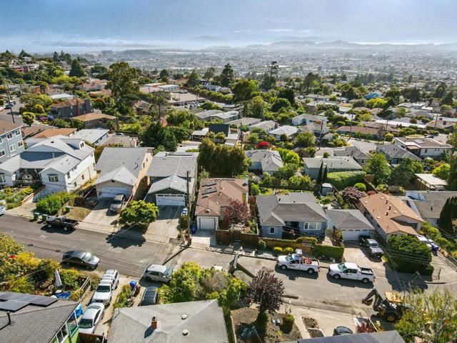 6532 Claremont Avenue, Richmond CA: https://media.crmls.org/mediaz/96b33e22-2dbd-4de2-a081-50e8f1a30b8f.jpg