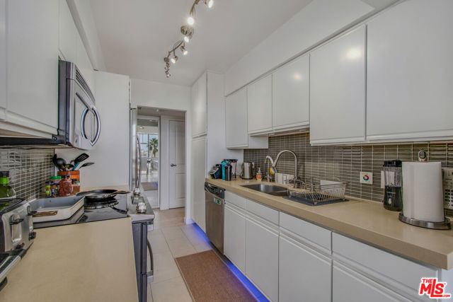 201 Ocean Avenue, Santa Monica, California 90402, 2 Bedrooms Bedrooms, ,1 BathroomBathrooms,Stock Cooperative,For Sale,Ocean,24354199