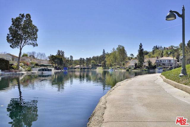 23637 Park Belmonte, Calabasas CA: https://media.crmls.org/mediaz/96b72bdc-f7a5-4738-8760-391815d896ff.jpg