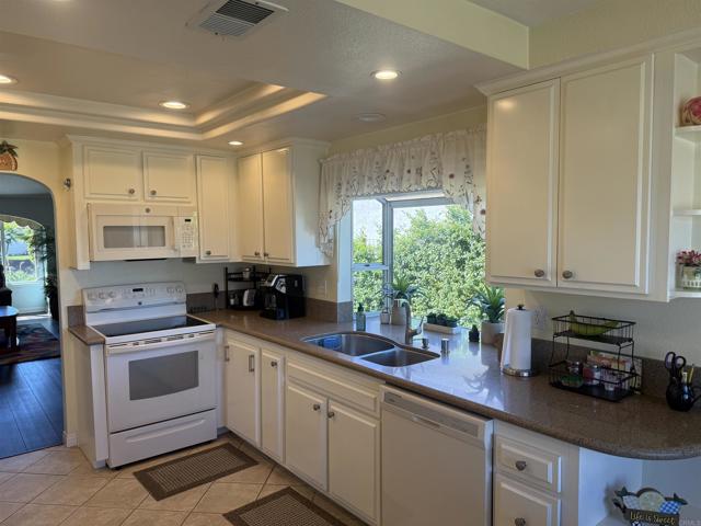 Detail Gallery Image 5 of 23 For 2616 El Aguila Ln, Carlsbad,  CA 92009 - 4 Beds | 2 Baths