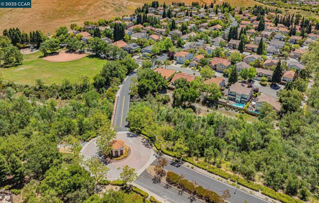 125 Coriander Ct, San Ramon CA: https://media.crmls.org/mediaz/96b89c02-f2ee-44fb-adc0-597d9476a6eb.jpg