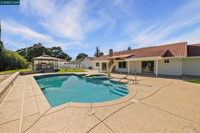 9822 Doyle Ct, Stockton CA: https://media.crmls.org/mediaz/96b8fbf2-bd6d-4c4e-81c1-7d00b419b256.jpg