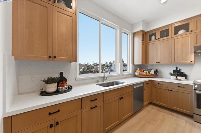 1660 Clement Avenue, Alameda CA: https://media.crmls.org/mediaz/96b93726-a6a8-4231-9288-330421056089.jpg