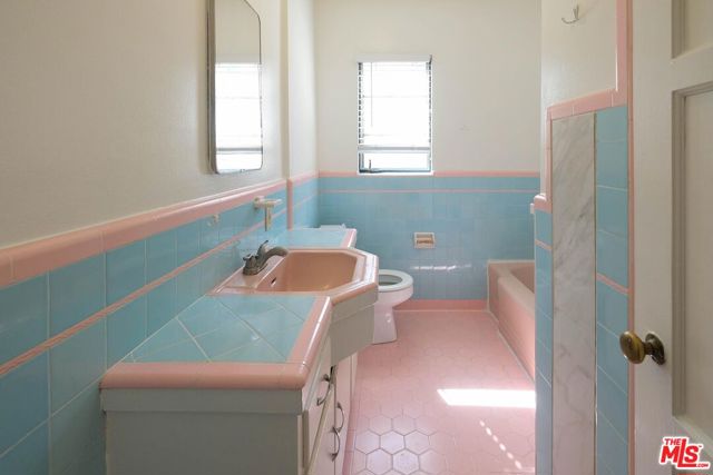 854 1/2 S Plymouth Boulevard, Los Angeles CA: https://media.crmls.org/mediaz/96b9f9dd-0644-42e5-9658-b7c51fd678a0.jpg
