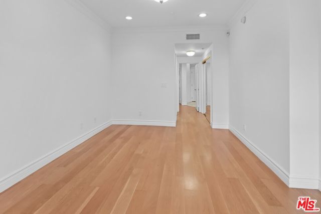 121 N Almont Drive, Beverly Hills CA: https://media.crmls.org/mediaz/96ba5d41-fcb8-4312-9ff4-72d0e3178821.jpg