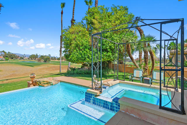 346 Crest Lake Drive, Palm Desert CA: https://media.crmls.org/mediaz/96bb550e-76a8-41b6-9928-fd1d86a997eb.jpg