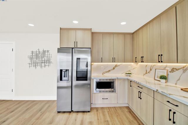 4166 Peregrine Way, Pleasanton CA: https://media.crmls.org/mediaz/96bb9212-3b79-4115-bdea-31804de23904.jpg