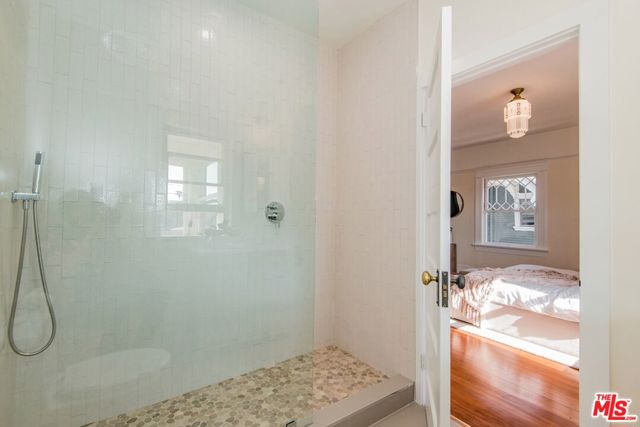 2057 S Oxford Avenue, Los Angeles CA: https://media.crmls.org/mediaz/96bc5cad-9d3f-401d-b2e4-3c2b01bdd670.jpg