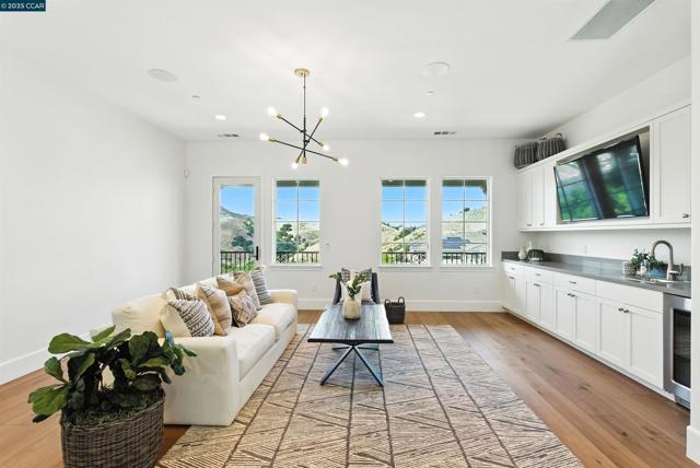 22 W Hill Way, Orinda CA: https://media.crmls.org/mediaz/96bce857-5204-4e5f-92b3-de63834aee3f.jpg