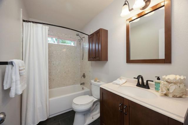 9690 Cabrillo Highway, Moss Beach CA: https://media.crmls.org/mediaz/96bdd5de-25ed-4cd1-8bf6-33d23939d9f5.jpg