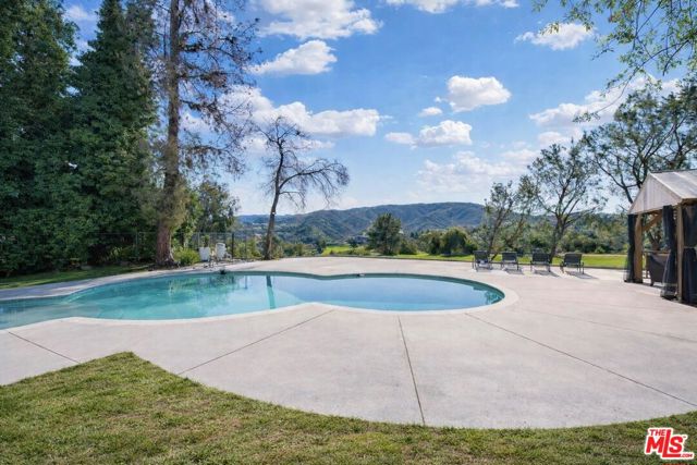 18912 Pasadero Drive, Tarzana CA: https://media.crmls.org/mediaz/96bdd701-8cea-4d6e-bac1-f15d8b820704.jpg