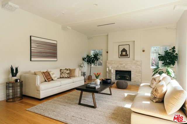 1237 S Curson Avenue, Los Angeles CA: https://media.crmls.org/mediaz/96bdf89d-8717-4ab2-935a-05fea39066ab.jpg