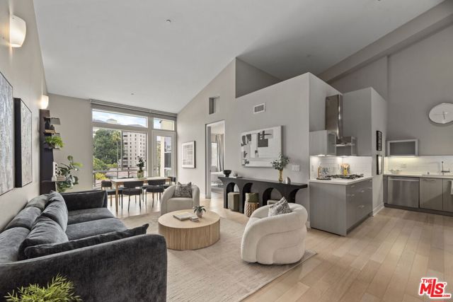 600 S Ridgeley Drive, Los Angeles CA: https://media.crmls.org/mediaz/96be586c-e6db-4652-89e4-ad15949b5b43.jpg