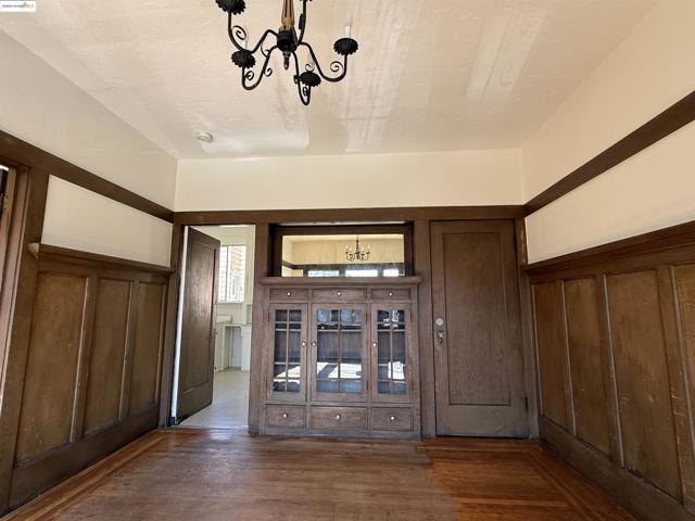 3999 Clarke, Oakland CA: https://media.crmls.org/mediaz/96bea9f7-10a7-41e1-95d5-1f0a9dc95135.jpg