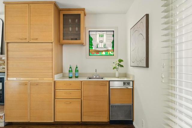 263 W Oakwood Boulevard, Redwood City CA: https://media.crmls.org/mediaz/96bf72eb-4abd-45c6-b22e-eeda49f90417.jpg