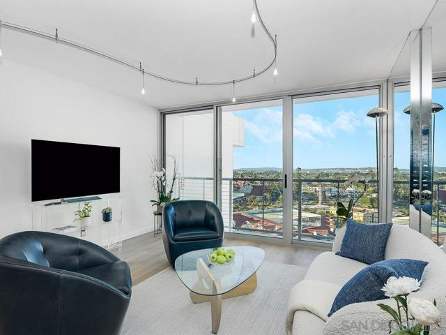 1720 Avenida del Mundo, Coronado CA: https://media.crmls.org/mediaz/96bf9234-95f1-4d1d-a7ac-c03f3119e177.jpg