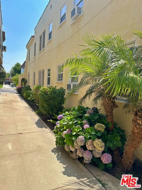 347 N Curson Avenue, Los Angeles CA: https://media.crmls.org/mediaz/96bf961d-ed7e-4591-bae4-668c74d206b9.jpg