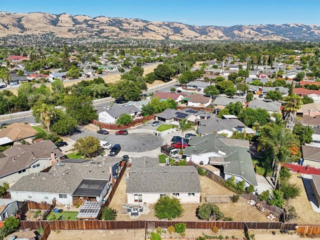 2995 Pettigrew Court, San Jose CA: https://media.crmls.org/mediaz/96bffe8b-8103-4074-8364-9b828e657e93.jpg