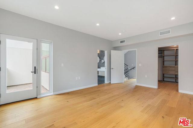 1729 S Barrington Avenue, Los Angeles CA: https://media.crmls.org/mediaz/96c07340-76d0-4c83-bacc-dcd8173951bb.jpg
