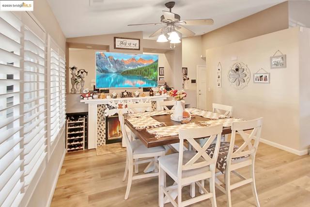 3050 Browning Ct, Brentwood CA: https://media.crmls.org/mediaz/96c09092-2190-463d-bde2-d795c015173c.jpg