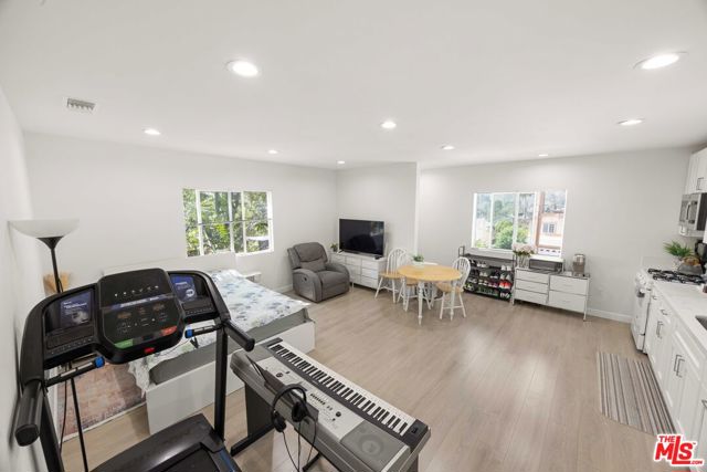 7752 Le Berthon Street, Tujunga CA: https://media.crmls.org/mediaz/96c328f2-37db-4ebc-af96-7eaa4c1ecdfe.jpg