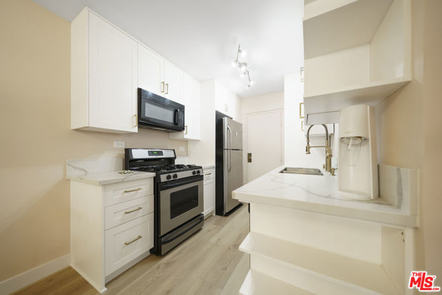 421 S La Fayette Park Place, Los Angeles CA: https://media.crmls.org/mediaz/96c358c3-8ae1-4848-9521-a5e4ef5e846a.jpg