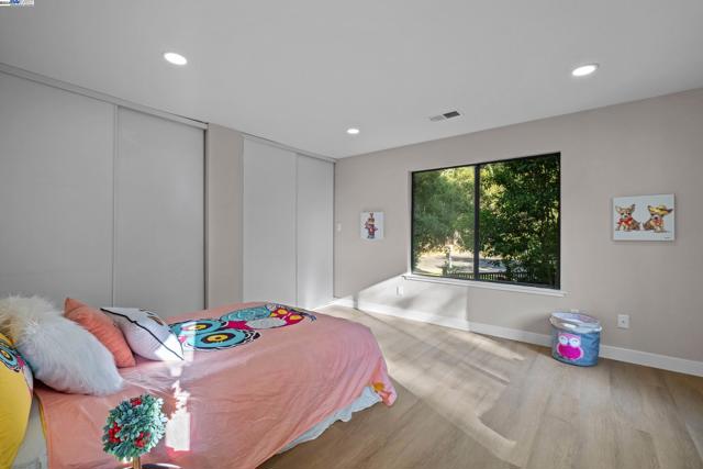 Image 33 of 47 For 6 Wanda Way  