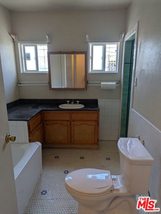 2134 8th Avenue, Los Angeles CA: https://media.crmls.org/mediaz/96c3dd4c-6ff6-4696-aad2-d4469332a10b.jpg