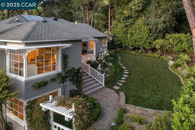 72 Davis Rd, Orinda CA: https://media.crmls.org/mediaz/96c3f616-cb03-498c-ab4b-abb339fb3281.jpg