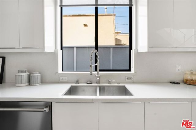 616 N FULLER Avenue, Los Angeles CA: https://media.crmls.org/mediaz/96c41bf3-352e-4e6b-8b83-bff4fb05fdb1.jpg