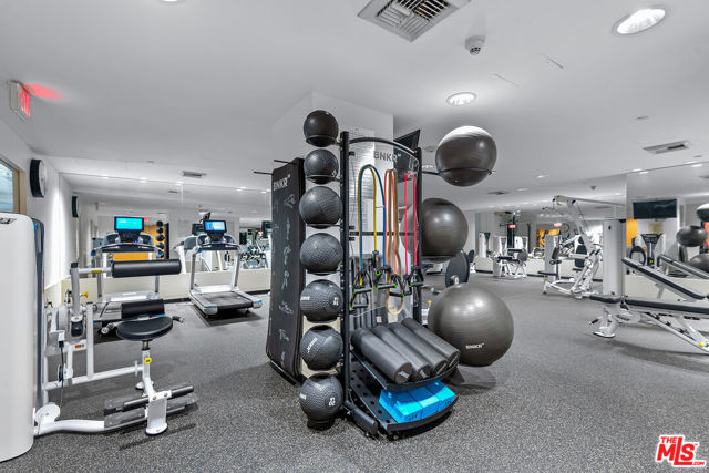13600 Marina Pointe Drive, Marina del Rey CA: https://media.crmls.org/mediaz/96c547d0-18be-4302-9f93-96a9e42b6ffc.jpg