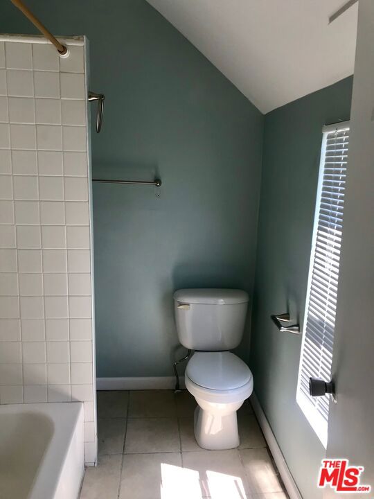 1060 E 6th Street, Long Beach CA: https://media.crmls.org/mediaz/96c57d57-9746-4eac-a3ca-ce9cf4fad075.jpg