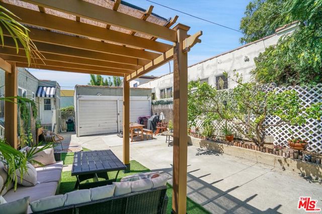 1301 S Hudson Avenue, Los Angeles CA: https://media.crmls.org/mediaz/96c58108-ad9a-422b-b62e-052cb924826a.jpg