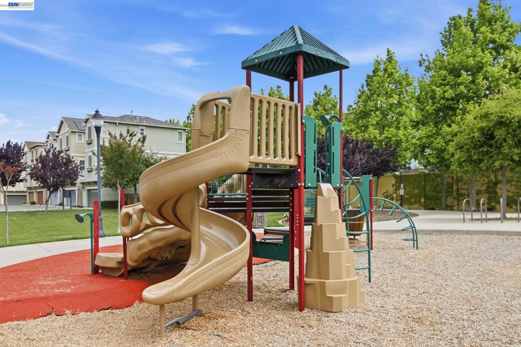 https://media.crmls.org/mediaz/96c6dcb9-218b-4d10-b628-2f67c854c78b.jpg?preset=X-Large