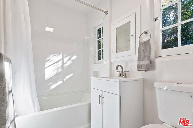 3484 Oak Glen Drive, Los Angeles CA: https://media.crmls.org/mediaz/96c87ff1-170b-4724-8436-7e991706dd2c.jpg