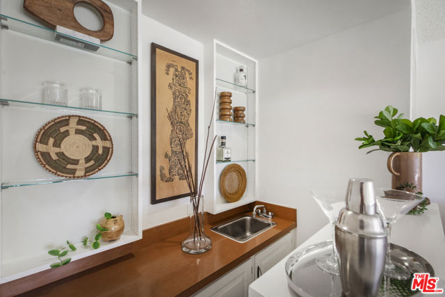 5136 Los Bonitos Way, Los Angeles CA: https://media.crmls.org/mediaz/96c9919c-abc7-42cd-87c9-7f0d176c2d69.jpg