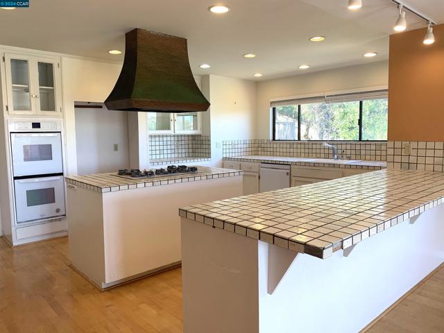 29 Anton Way, Novato CA: https://media.crmls.org/mediaz/96cc1b22-644c-415c-9e22-77da7266a3de.jpg