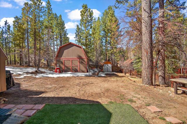 40123 Hillcrest Drive, Big Bear CA: https://media.crmls.org/mediaz/96cc88ab-3fad-408e-9d3d-e362ba53ffeb.jpg