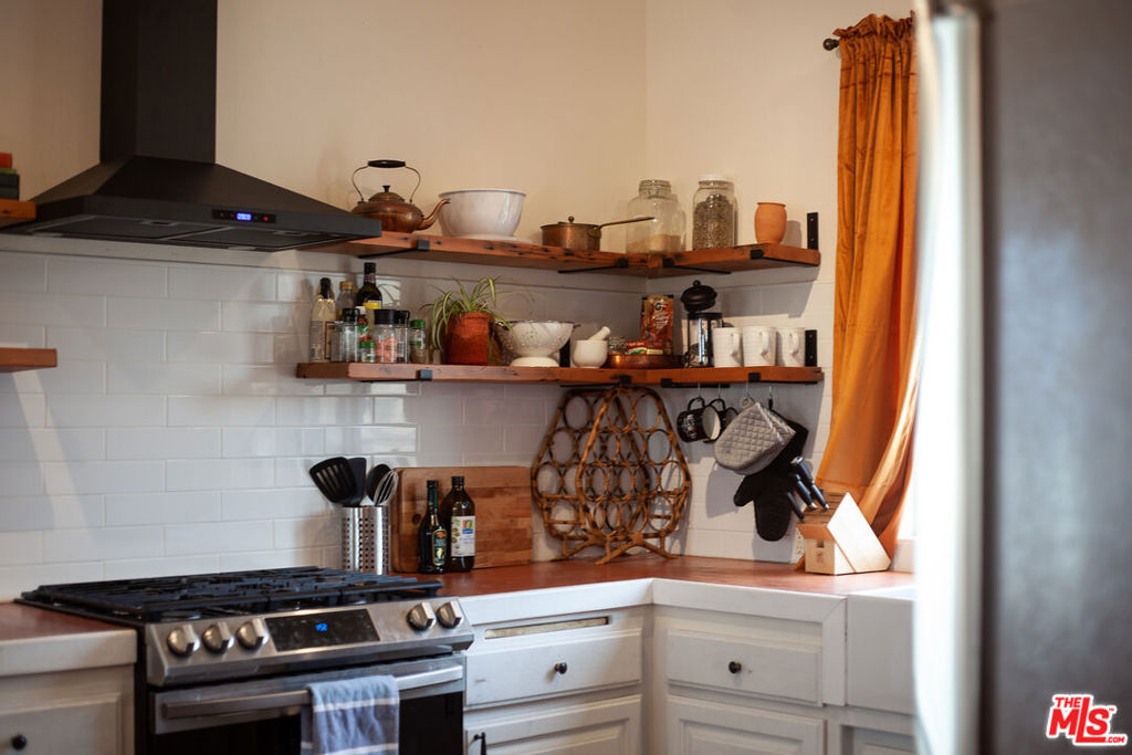https://media.crmls.org/mediaz/96ccdaa7-404d-4c59-86ea-b6f023eda67c.jpg?preset=X-Large