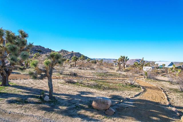 59800 Onaga Trail, Joshua Tree CA: https://media.crmls.org/mediaz/96cd84e0-7fce-4fa6-a5e6-eecfc3290053.jpg