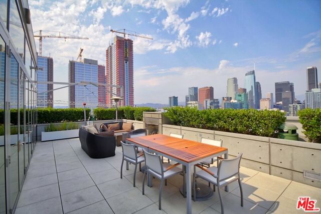 1155 S Grand Avenue, Los Angeles CA: https://media.crmls.org/mediaz/96ce3179-1112-4bf1-8e9b-9e0cf7735693.jpg