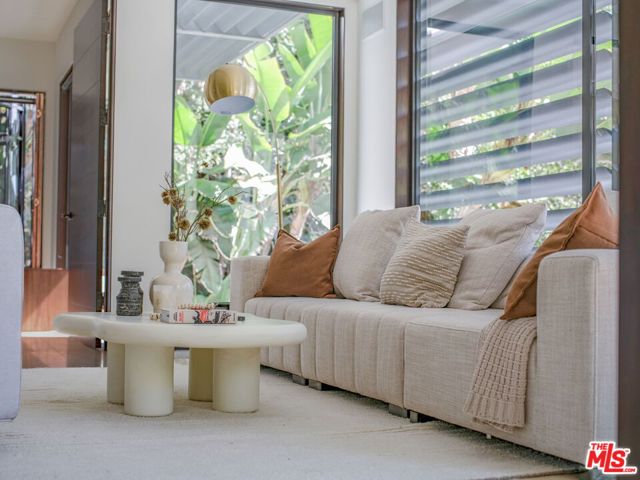 8932 St Ives Drive, Los Angeles CA: https://media.crmls.org/mediaz/96ce6bd8-adf1-4789-b1fa-830fecc19878.jpg