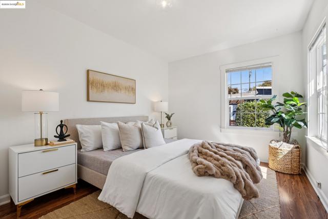 1642 10Th St, Berkeley CA: https://media.crmls.org/mediaz/96cf5757-b253-40b9-9be3-fde2cc69c9f8.jpg