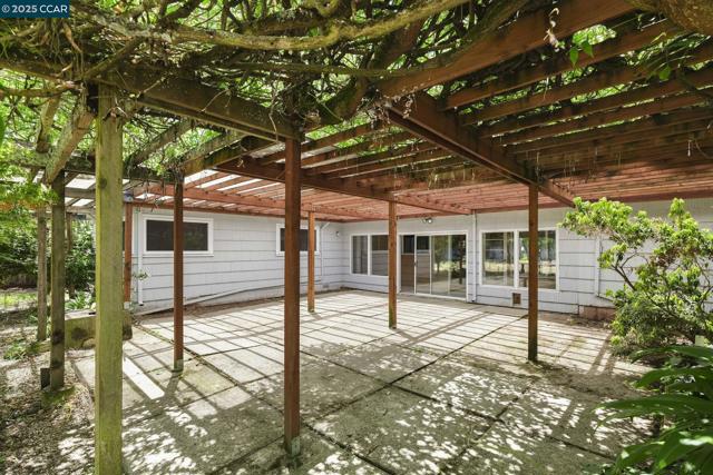 305 Overhill Rd, Orinda CA: https://media.crmls.org/mediaz/96d03d8b-2601-409c-897e-8f19a851d407.jpg