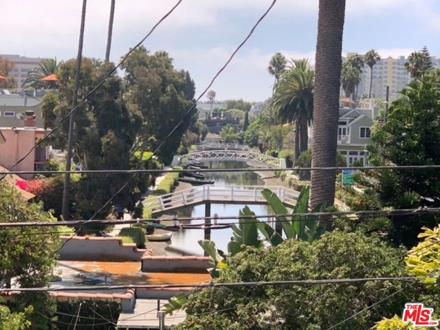 466 S Venice Boulevard, Venice CA: https://media.crmls.org/mediaz/96d0432d-6508-4608-9c6d-85257c29bceb.jpg